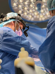 Cirujanos realizando una operación de prótesis de cadera en un quirófano