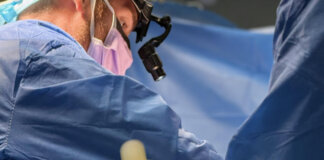 Cirujanos realizando una operación de prótesis de cadera en un quirófano