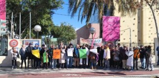 Vecinos de Godella se manifiestan por la reapertura de la piscina cubierta. La situación ha generado malestar en la comunidad.