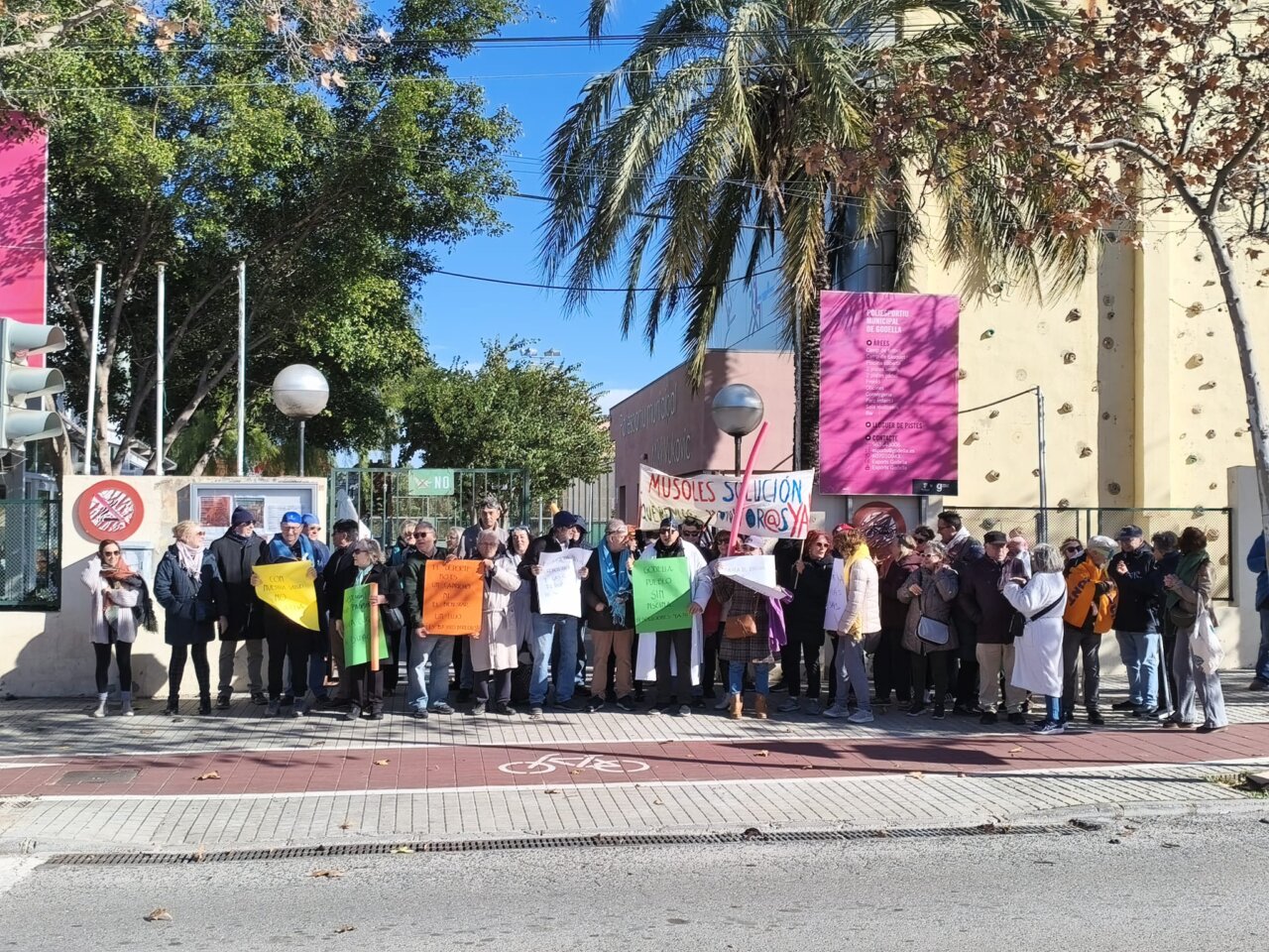 Vecinos de Godella se manifiestan por la reapertura de la piscina cubierta. La situación ha generado malestar en la comunidad.