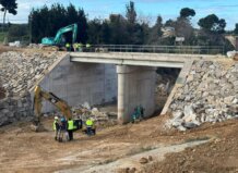 Obras en el puente de l’Omet en Picassent con maquinaria y trabajadores