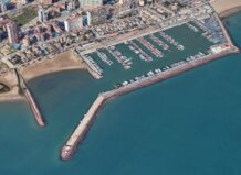 Vista aérea del puerto deportivo de La Pobla de Farnals con embarcaciones