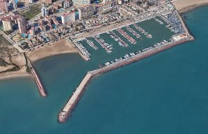 Vista aérea del puerto deportivo de La Pobla de Farnals con embarcaciones