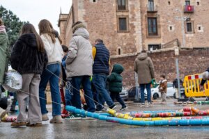 Los niños de El Puig celebran el rastre de pots cada 5 de enero.