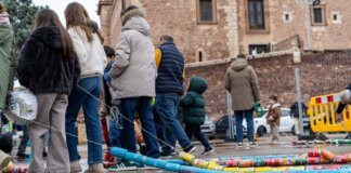 Los niños de El Puig celebran el rastre de pots cada 5 de enero.