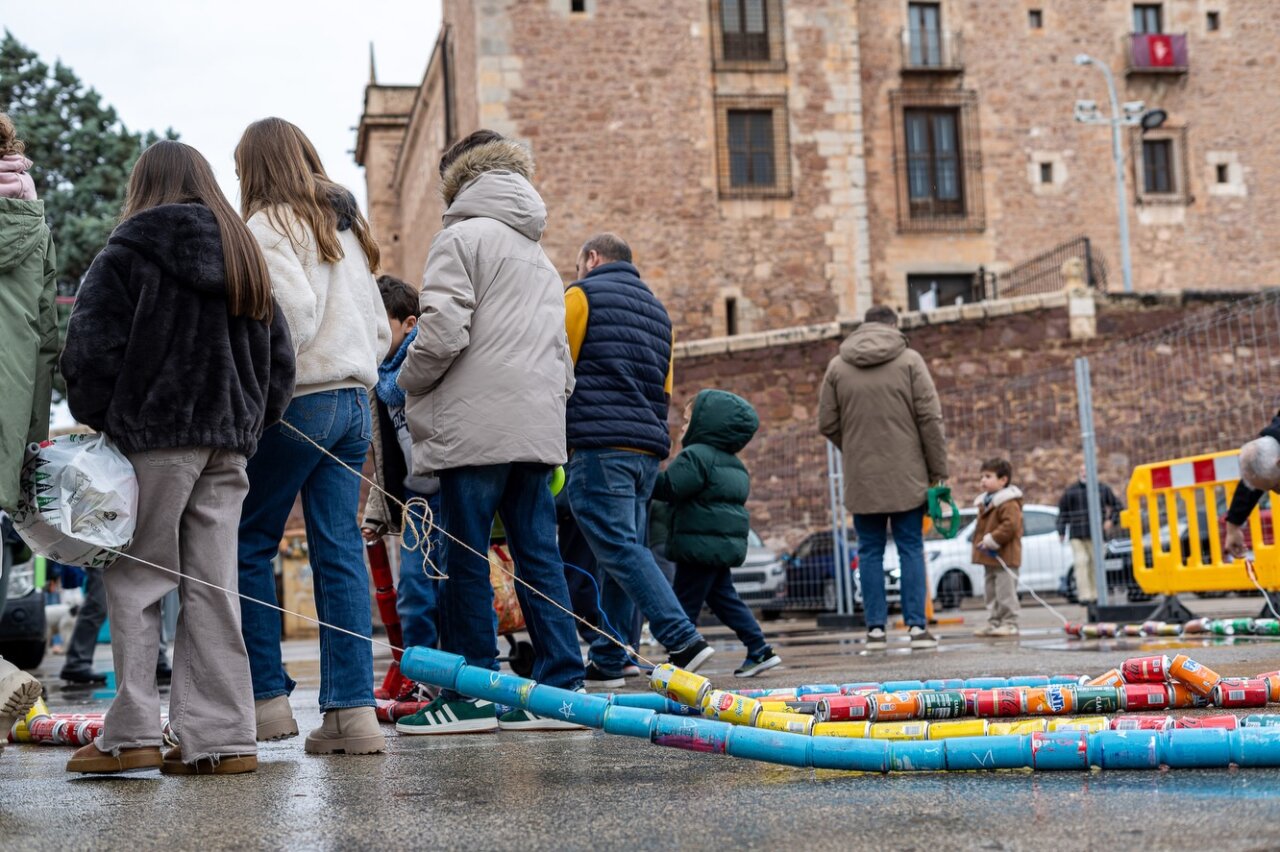 Los niños de El Puig celebran el rastre de pots cada 5 de enero.