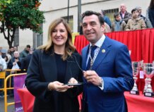 La alcaldesa de Valencia entrega la medalla de oro a la Real Hermandad de San Antonio Abat.