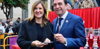 La alcaldesa de Valencia entrega la medalla de oro a la Real Hermandad de San Antonio Abat.