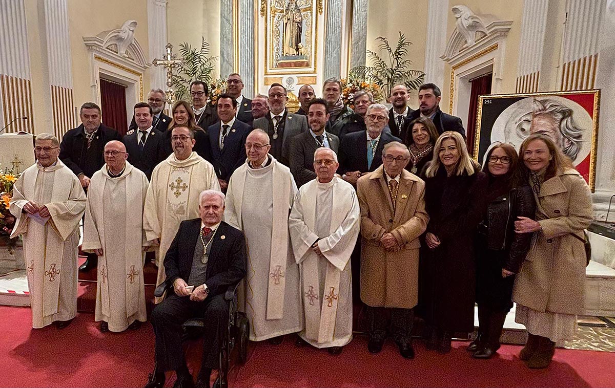 Miembros de la Real Hermandad de Sant Antoni Abat en un evento ceremonial