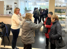 Personas interactuando en la sala multiusos del Centro Municipal de Convivencia