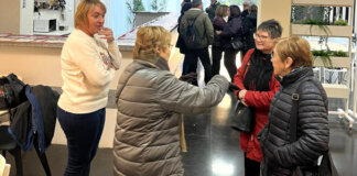 Personas interactuando en la sala multiusos del Centro Municipal de Convivencia