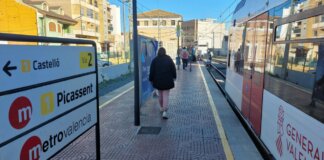 Estación de Metrovalencia en Picassent con tren y señalización