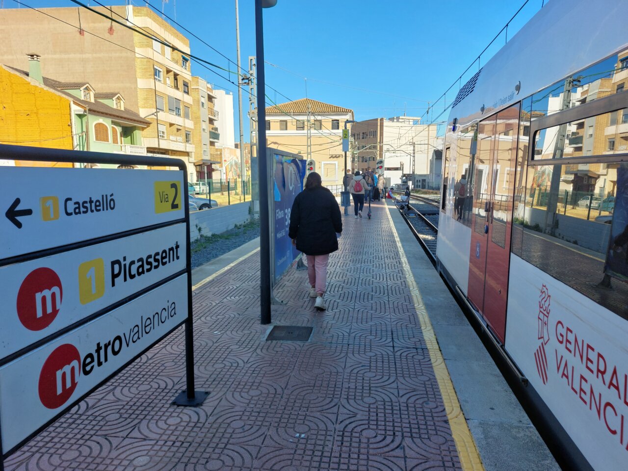 Estación de Metrovalencia en Picassent con tren y señalización