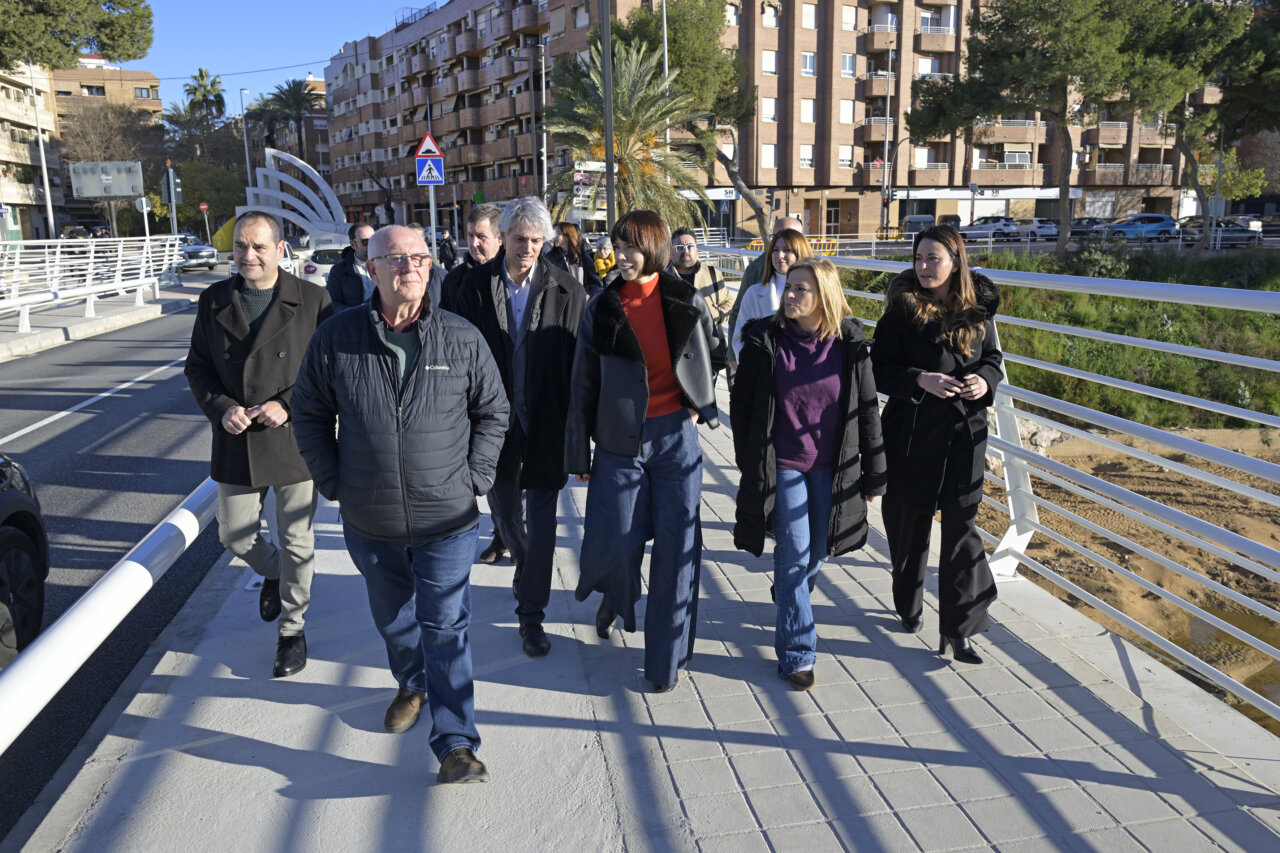 Visita de autoridades al Pont Nou de Paiporta tras su reapertura