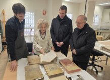 Recuperan los libros de la parroquia de Nuestra Señora del Rosario de Sedaví afectados por la dana Restauradores revisan libros antiguos de la parroquia de Sedaví