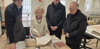 Restauradores revisan libros antiguos de la parroquia de Sedaví
