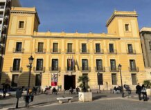Fachada del Palacio de Cervelló en Valencia con detalles arquitectónicos.