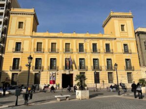 Fachada del Palacio de Cervelló en Valencia con detalles arquitectónicos.