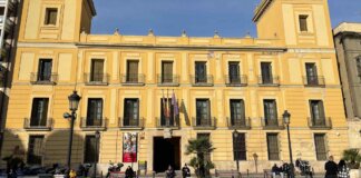 Fachada del Palacio de Cervelló en Valencia con detalles arquitectónicos.