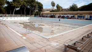 Piscina vacía en el Parque del Oeste durante su rehabilitación