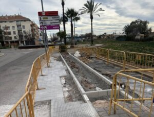 Obras de rehabilitación en la Ronda Sud de Foios con señalización y barreras de seguridad
