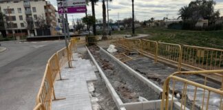 Obras de rehabilitación en la Ronda Sud de Foios con señalización y barreras de seguridad