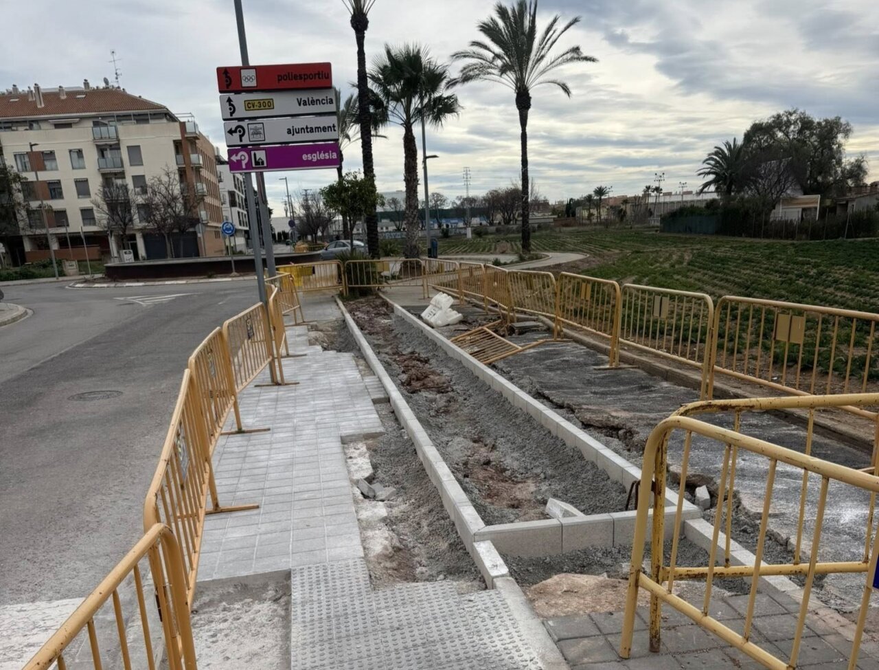 Obras de rehabilitación en la Ronda Sud de Foios con señalización y barreras de seguridad