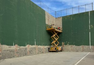 Trabajadores en la remodelación del frontón xicotet en Foios