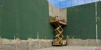 Trabajadores en la remodelación del frontón xicotet en Foios