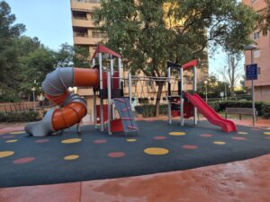 Nuevo parque infantil con tobogán y resbaladilla en Paterna