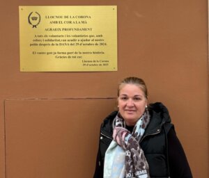La alcaldesa Paqui Llopis junto a una placa en Llocnou de la Corona