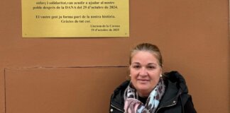 La alcaldesa Paqui Llopis junto a una placa en Llocnou de la Corona