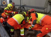 Bomberos rescatando a un operario atrapado bajo perfiles metálicos
