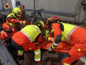 Bomberos rescatando a un operario atrapado bajo perfiles metálicos