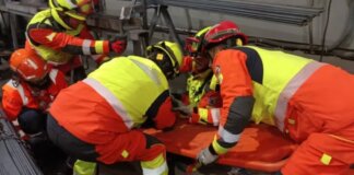 Bomberos rescatando a un operario atrapado bajo perfiles metálicos