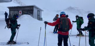 Guardia Civil en rescate de un senderista en la montaña nevada