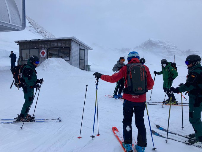 Guardia Civil en rescate de un senderista en la montaña nevada