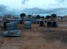 Contenedores de residuos en un solar municipal en Albal