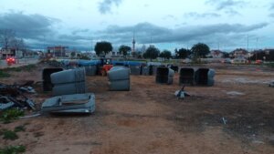 Contenedores de residuos en un solar municipal en Albal