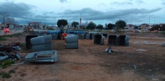 Contenedores de residuos en un solar municipal en Albal