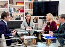 Reunión sobre el nuevo CEIP Gregori Mayans en Xirivella con autoridades locales.