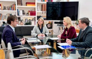 Reunión sobre el nuevo CEIP Gregori Mayans en Xirivella con autoridades locales.