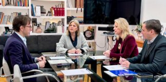 Reunión sobre el nuevo CEIP Gregori Mayans en Xirivella con autoridades locales.