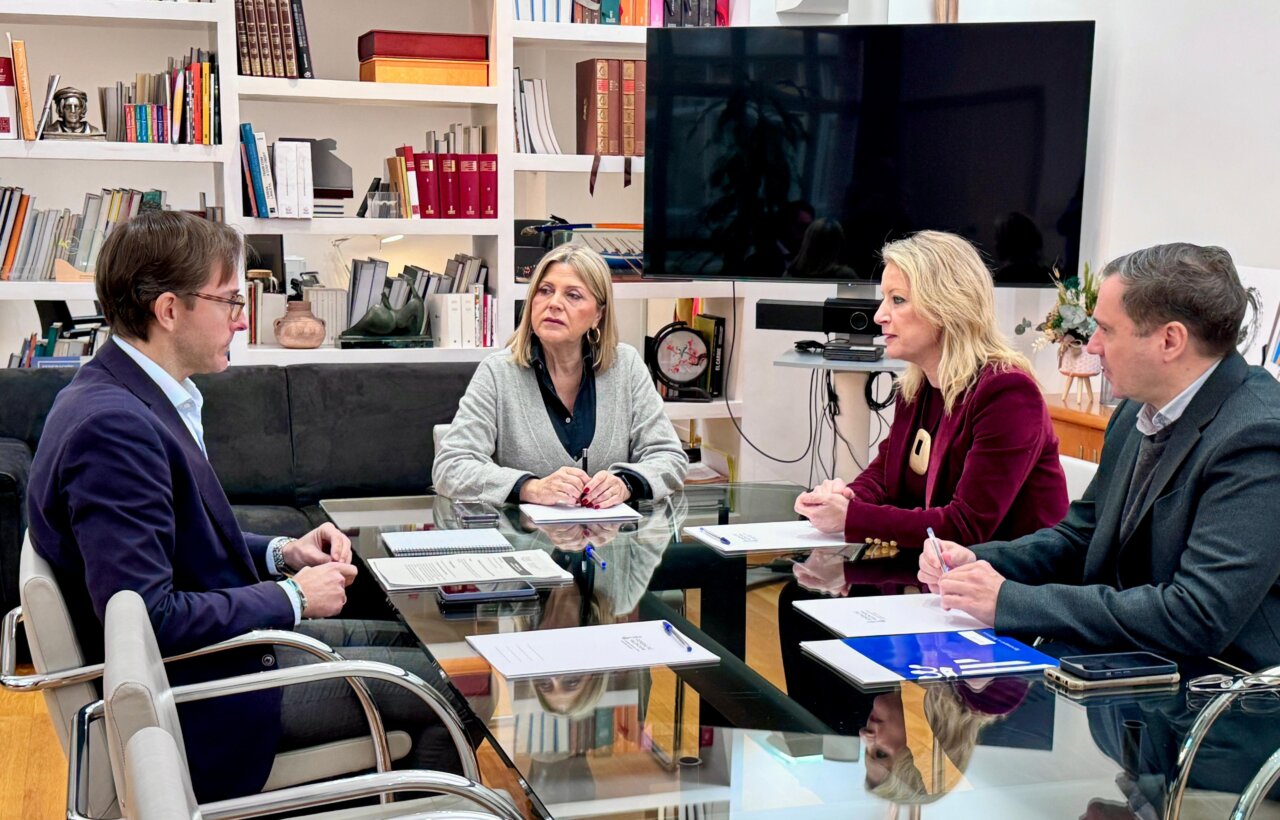 Reunión sobre el nuevo CEIP Gregori Mayans en Xirivella con autoridades locales.