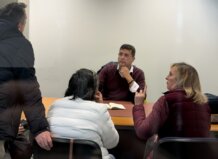 Reunión sobre el soterramiento de vías en Alfafar con varios participantes