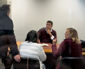 Reunión sobre el soterramiento de vías en Alfafar con varios participantes