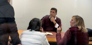 Reunión sobre el soterramiento de vías en Alfafar con varios participantes