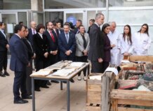 Los Reyes observan fotografías dañadas en la exposición Salvem les Fotos.