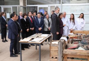 Los Reyes observan fotografías dañadas en la exposición Salvem les Fotos.