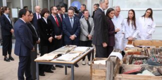 Los Reyes observan fotografías dañadas en la exposición Salvem les Fotos.